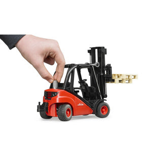 Bruder Linde Fadlift h30d mat Towbar an 2 Paletten