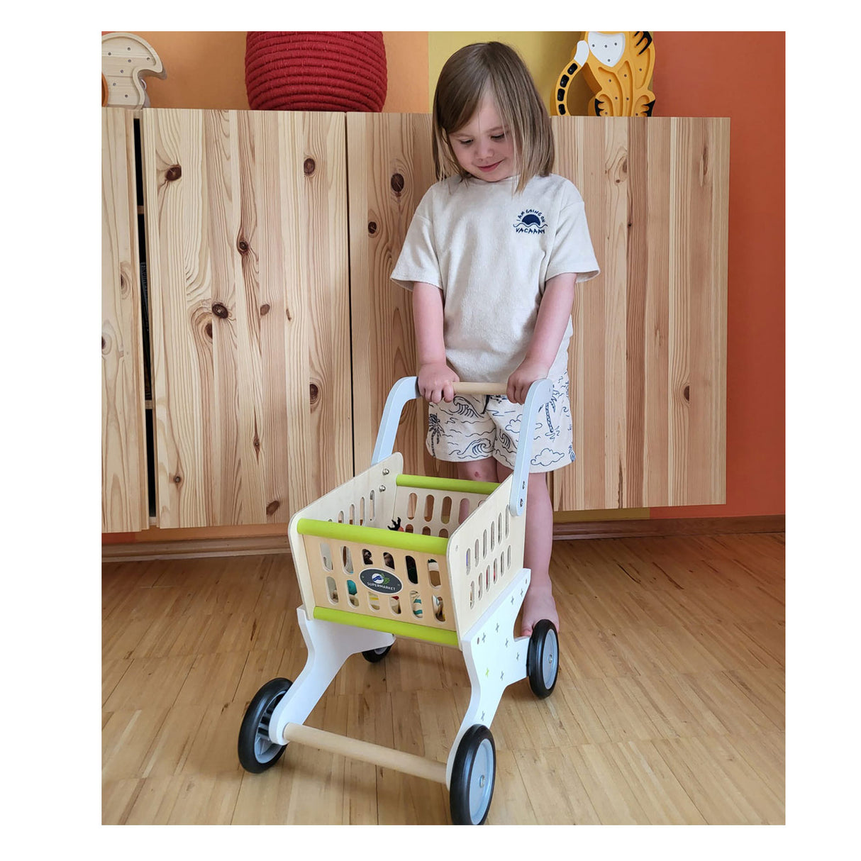 Liten fot - Supermarked i tre