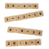 Petit pied - soumissionnaire en bois avec barres de calcul et blocs de blocs de calcul