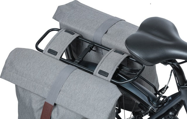 Basil City Double Bicycle Bag siva, vodno-odmevna, primerna za e-kolesa, odsevna, 28-32L
