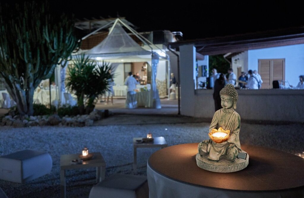 Grundig Grundig Buddha Immagine con Solarbamp LED Out Out Out Fire Durata 6-8 ore 17x16x27 cm