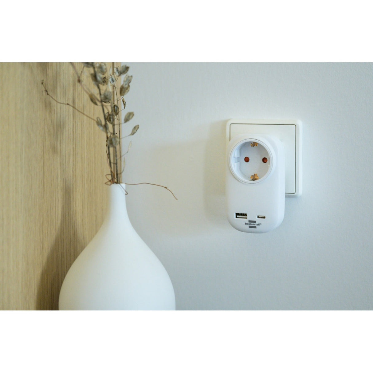 Adaptador de enchufe Brennenstuhl con entrega USB C para SNEL