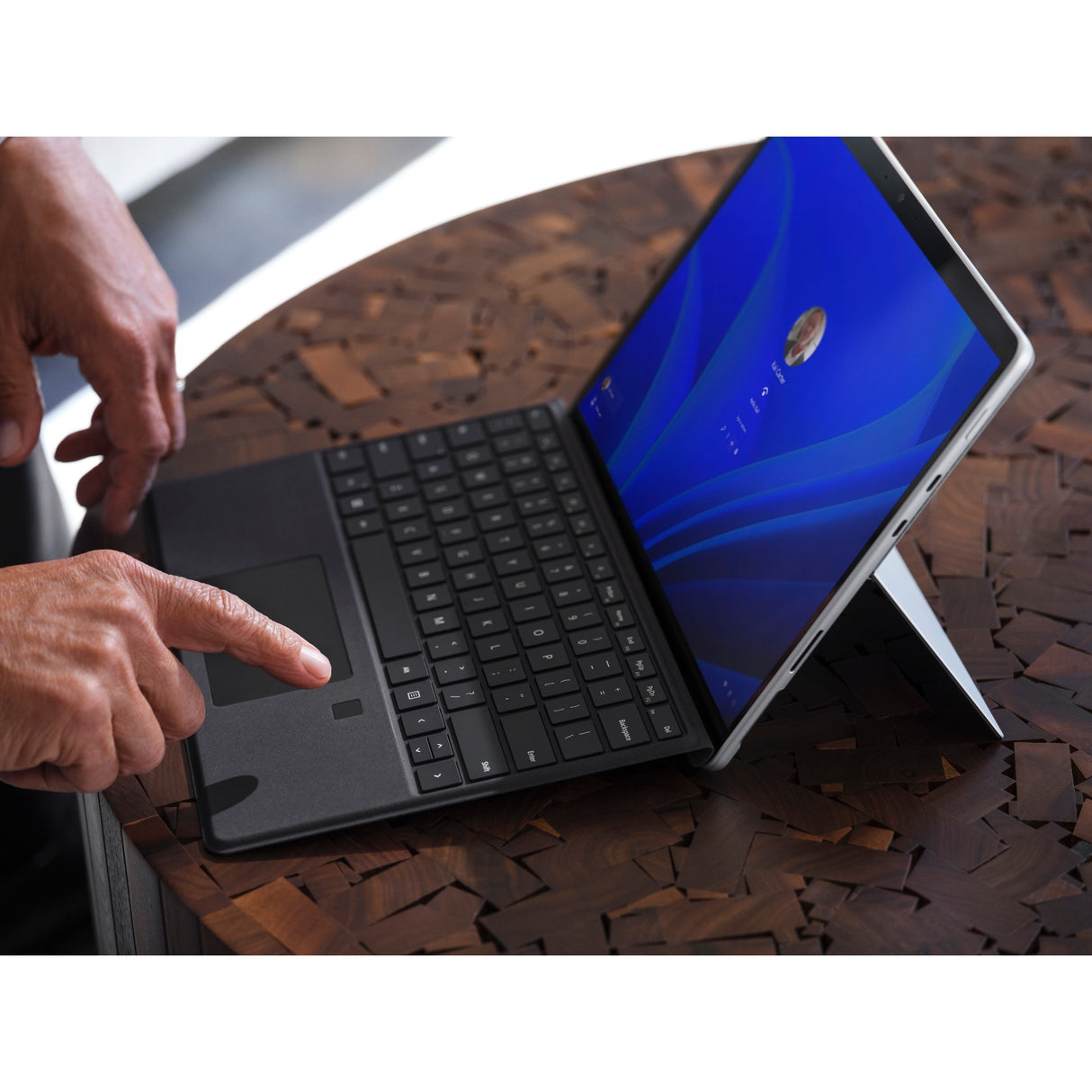 Teclado de firma de Microsoft Surface con huellas dactilares